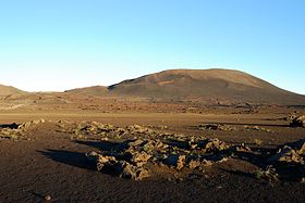 Le piton Chisny vu depuis la plaine des Sables.