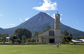 L'Arenal vu depuis La Fortuna en 2001.