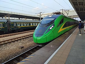 擔當D727次的CR200J列車停靠東莞東站，採用初期量產車的綠色塗裝