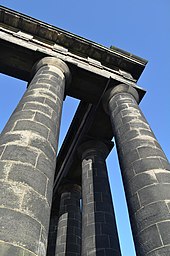 Vue rapprochée des colonnes supportant l'entablure.