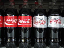Lahve Coca-Coly se štítky vytištěnými v angličtině a hebrejštině