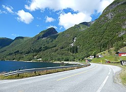 Fylkesväg 55 vid Lånefjorden, en arm av Sognefjorden i Høyangers kommun.