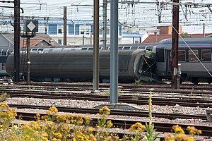 客車のうち前から3両目の車両。脱線したまま引きずられた形となっている。