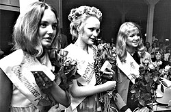 Heini Wathén (keskellä) voitettuaan Miss Kesä -kilpailun Hangossa 1972.