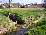 Hergstgraben (links) und Heidelsgraben schaffen hier den Hergstbach. Ein Seitengraben führt jedoch bereits oberhalb von Leibenstadt Wasser vom Hergstgraben dem Heidelsgraben zu.