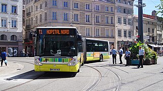 Bus (remplaçant le tram T1) au rond-point Place Peuple Gambetta.