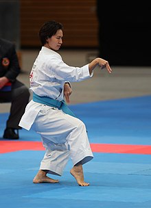 La karatéka Emiri Iwamoto en posture neko-ashi-dachi (posture du chat) lors d'une compétition de kata.