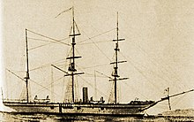 Photographie sépia représentant un navire de guerre à vapeur à trois mâts et une cheminée, les voiles repliées.