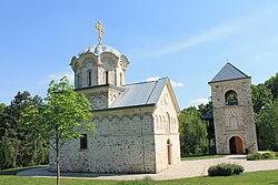 Staro Hopovoklostrets klosterkyrka med dess klocktorn i april 2018.
