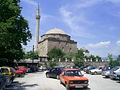 Pogled na stavbo z minaretom, glavno stavbo, türbo in temeljem (fotografija iz leta 2007).