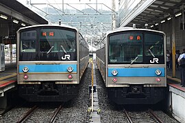 Comparaison avant des 205-0 (à gauche) et des 205-1000 (à droite). La disposition des fenêtres est différente. (10 septembre 2018 Gare de Kyoto) valable que pour la JR West.