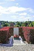 Dans le cimetière.