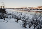 Tana älv vid Nuorgam, en solskensdag i november 2012. Bosättningarna som syns på andra sidan älven finns i Tana kommun, Norge.
