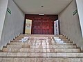 Escalinata y puerta de acceso a la sala principal del Teatro Franciso I. Madero de Tuxtla Gutiérrez.