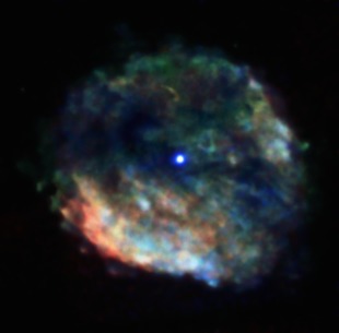 Bild von 1E 161348−5055 im Zentrum von RCW 103 (in blau) im Bereich der Röntgenstrahlen