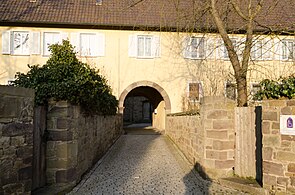 Neuer Torbogen am Standort des alten Burg-Torhauses, Straßenseite