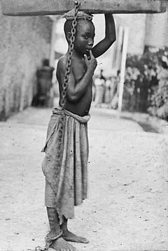 Fotografia de um menino escravo em Zanzibar, em 1890