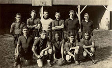Photo d'époque montrant un groupe de joueurs en tenues de footballeurs.
