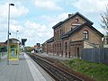 Links het nieuwe perron, rechts het oude, niet meer voor reizigers toegankelijke perron en station