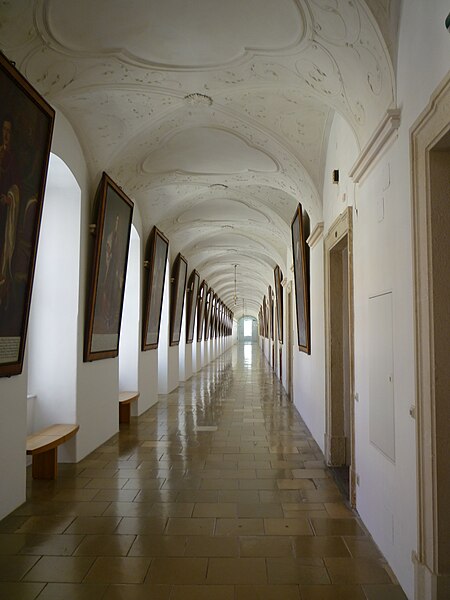 Datei:Stift Melk Museumskorridor.JPG