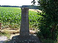 Gedenksäule westlich des Ortes