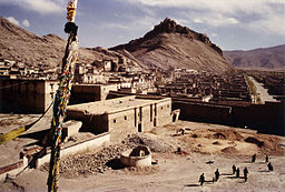 Bild över staden och stadens dzong i bakgrunden.