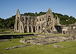 Руины Тинтернского аббатства близ Монмута (Уэльс)