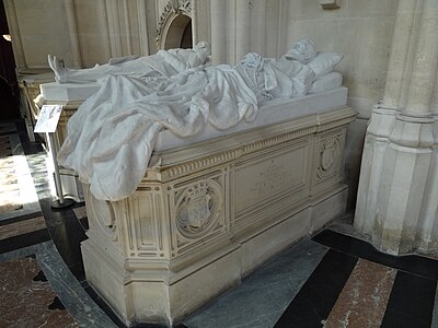 À droite, Gisant de Ferdinand d'Orléans, duc d'Alençon, 1912, marbre, chapelle royale de Dreux.