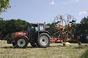 Tracteur agricole équipé d'une andaineuse. (définition réelle 5 760 × 3 840)