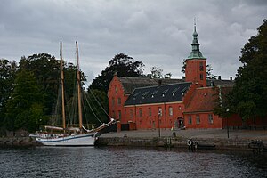 Tre hjärtan vid kaj i Nissan utanför Halmstads slott