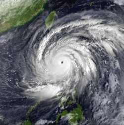 Typhoon Zeb approchant Luzon à son apex le 13 octobre