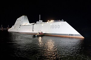 Головной корабль класса USS Zumwalt (DDG-1000) после спуска на воду в 2013 году