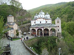 Osogovo Monastery kun la Preĝejo de Skt. Joachim de Osogovo dekstren kaj la Preĝejo de la Sankta Patrino de Dio maldekstren