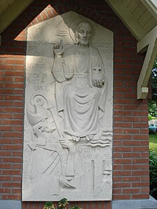 Reliefbeeld Heilige Lambertus in aanbidding voor het H. Hart, een reliëf van Herman van Remmen ca 1935
