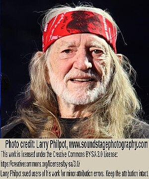 English: Willie Nelson getting ready to perfor...