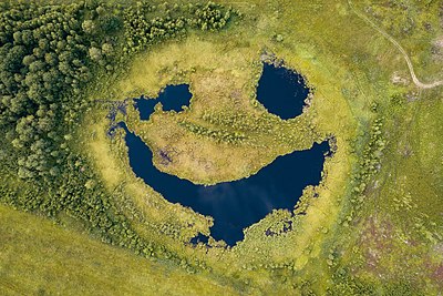 Letecký snímek meteoritických jezer ve Vladimirské oblasti připomínající smajlíka