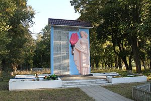 Пам'ятник воїнам-односельцям, які загинули під час Другої світової війни в центрі села Харківці