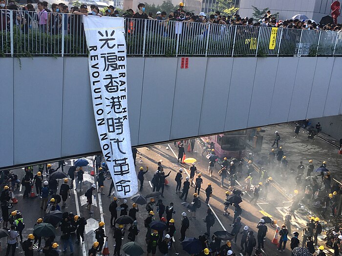 示威者展示“光复香港 时代革命”旗帜