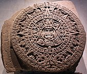 Piatra calendarului aztec; 1502–1521; bazalt; diametru: 358 cm; grosime: 98 cm; descoperită pe 17 decembrie 1790 în timpul unor reparații ale Bisericii Metropolitane din Ciudad de México; Muzeul Național de Antropologie al Mexicului (Ciudad de México)