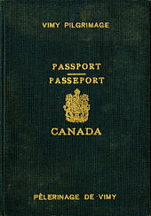 Паспорт с канадским гербом посередине и текстом на французском и английском языках, идентифицирующий книгу как паспорт для паломничества Вими.