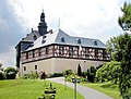 Schloss mit Nebengebäuden, Grundstück und Einfriedung