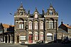 Gilde Huis, Hier is het in de Valk, huizenblok met oorspronkelijk gildehuis, café en winkeltjes, gedateerd anno 1897