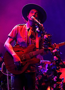 Caloncho performing in 2019