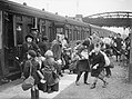 Aankomst van geëvacueerde kinderen in Brent, Devon, 1940