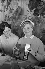 Sjoukje Dijkstra et Joan Haanappel (en) en 1960. Photo : Harry Pot / Anefo.