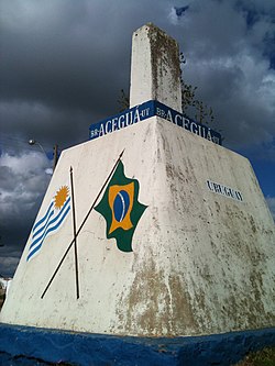 Marco divisório entre a cidade de Aceguá e sua homônima brasileira.