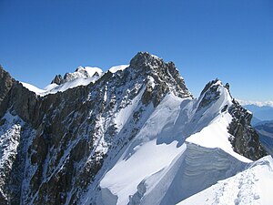 Aiguille de Rochefort frå salen under Dent du Géant. I bakgrunnen Grandes Jorasses.