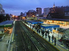 Vista nocturna de la estación de tren