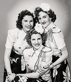 Maxene (balra), LaVerne (jobbra), Patty (középen) 1943