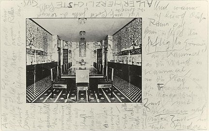 Fotografie jídelny paláce Stoclet s nábytkem od Hoffmanna a keramickým vlysem od Gustava Klimta